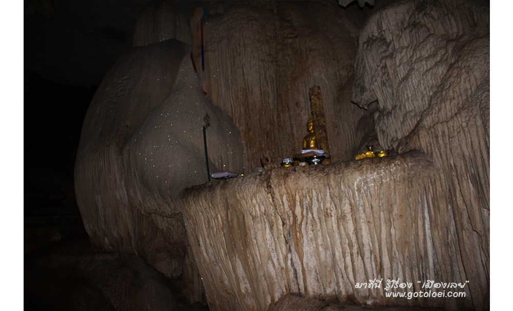 พระพุทธรูปที่ประดิษฐานภายในถ้ำ