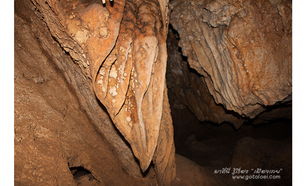 หินงอกที่แปลกตาภายในถ้ำ