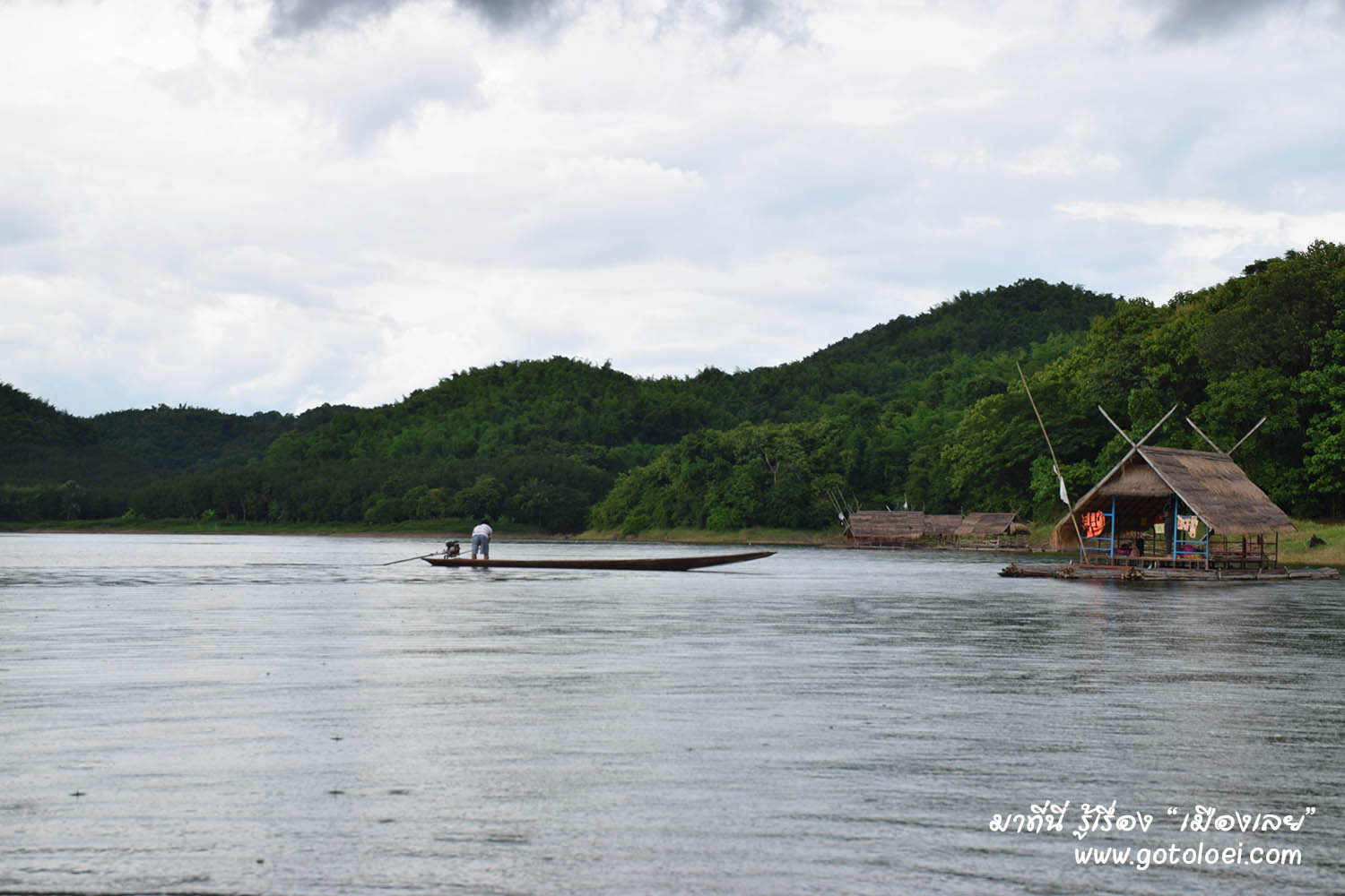 เรือกำลังแล่นไปรับแพเข้าฝั่ง.jpg