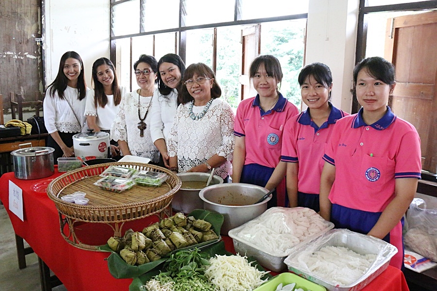 คุณและนักเรียนประจำบูทอาหาร