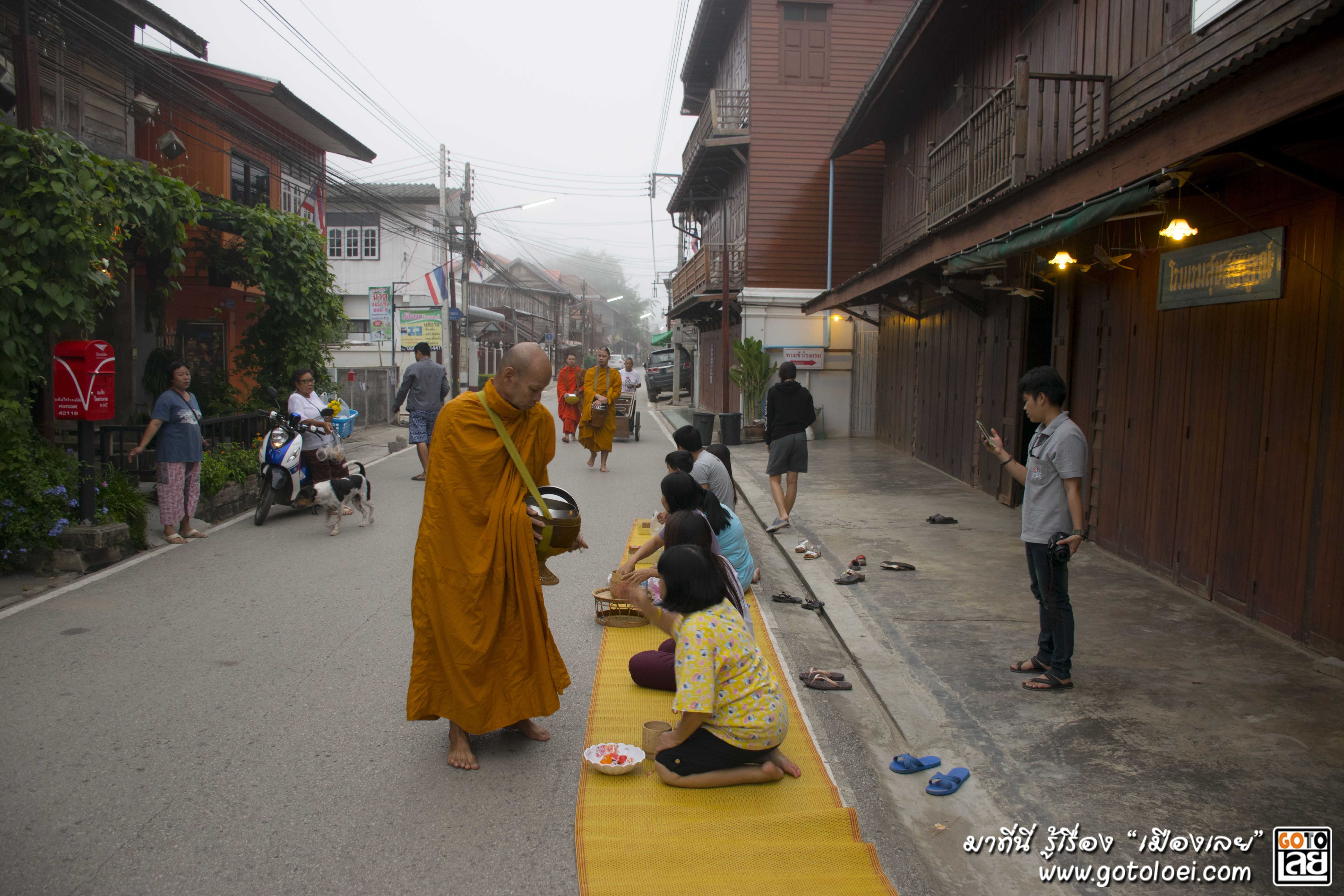 เข้าแถวใส่บาตร.jpg