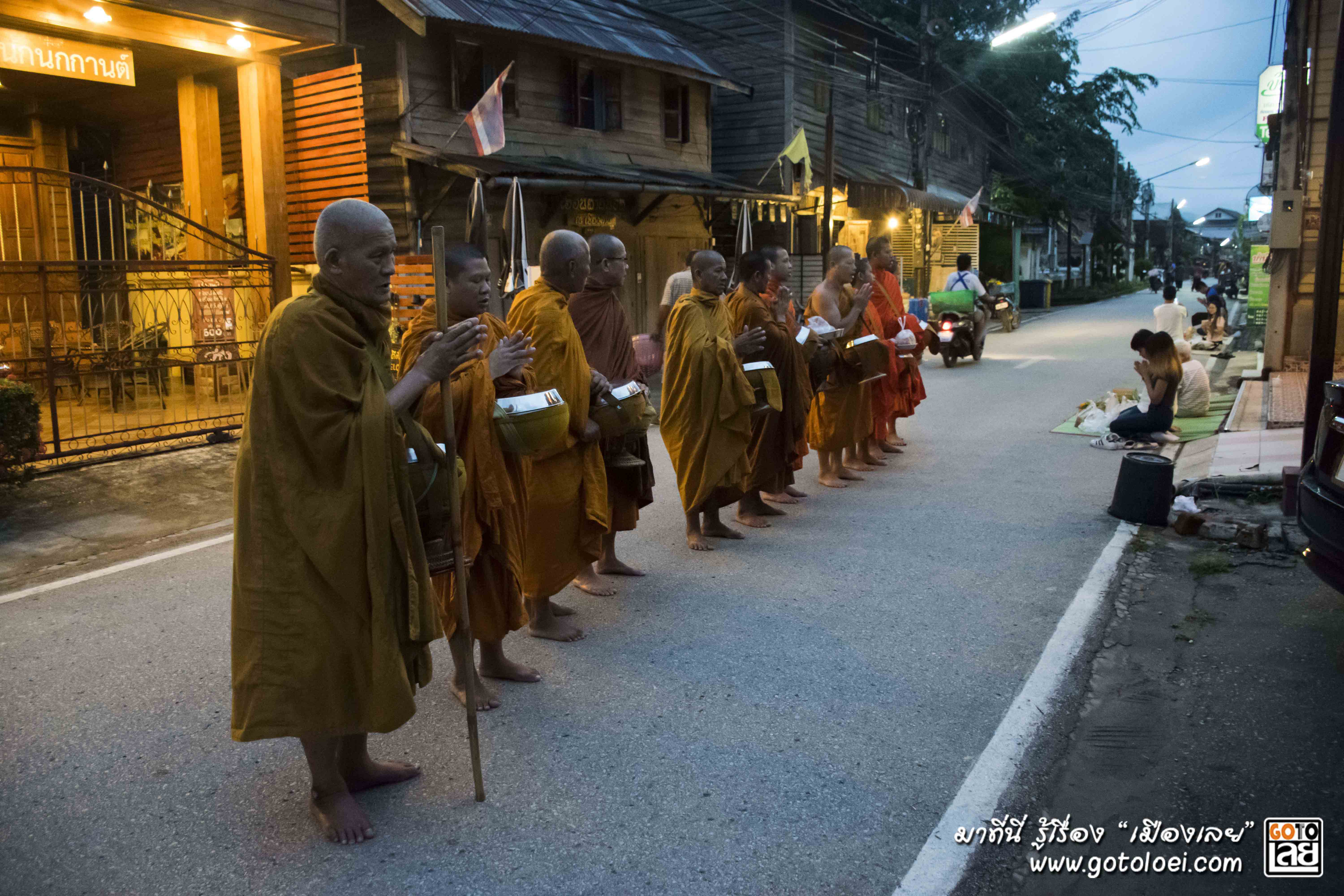 พระให้พร.jpg