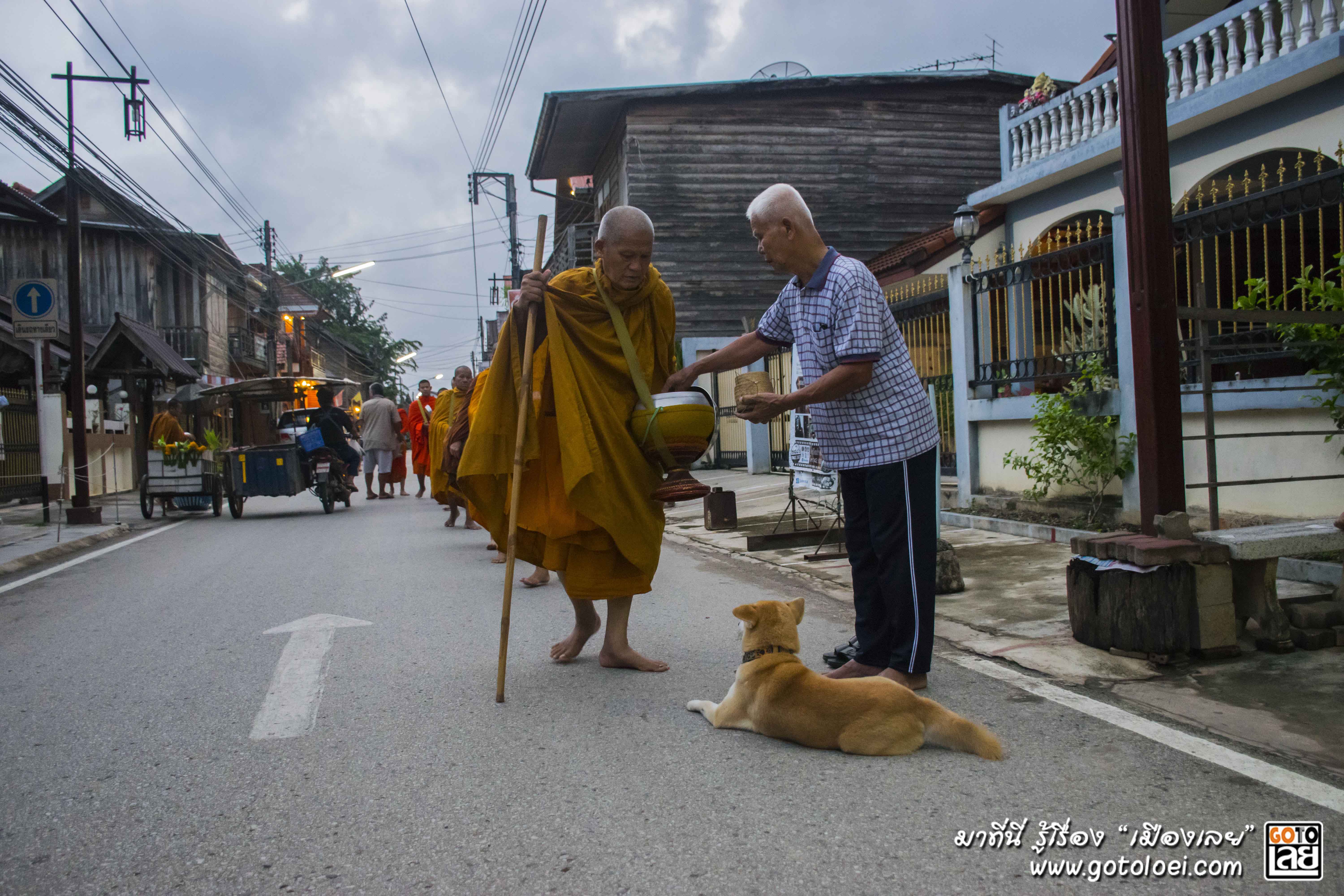 คุณตาใส่บาตร.jpg