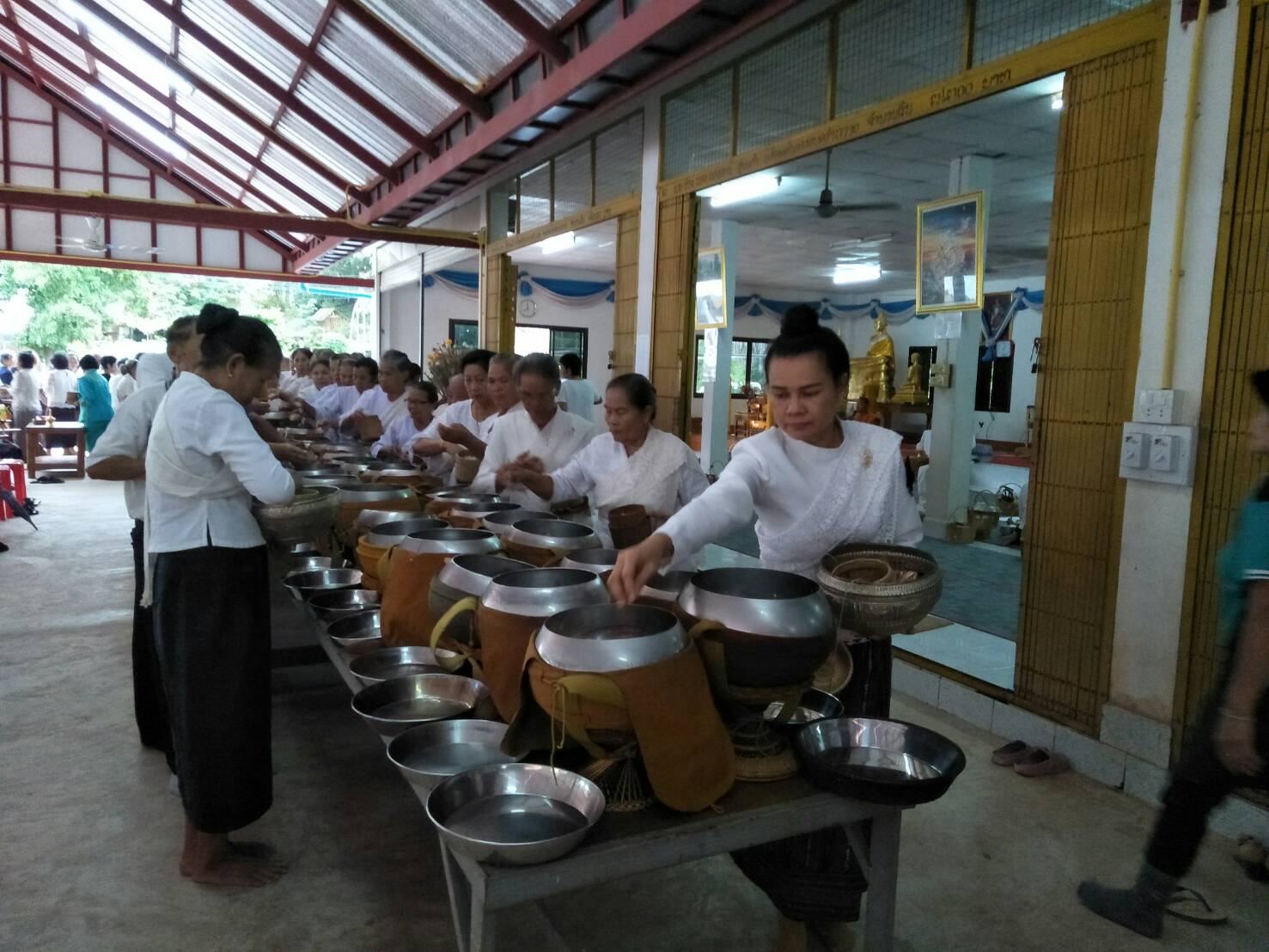 ประชาชนชาวด่านซ้ายร่วมกันใส่บาตรอำเภอด่านซ้ายจังหวัดเลย