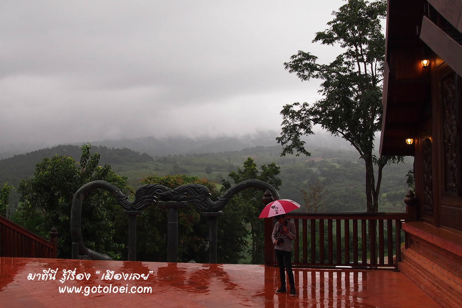 ดื่มด่ำบรรยากาศด้านนอก ที่วัดสมเด็จภูเรือมิ่งเมือง.jpg