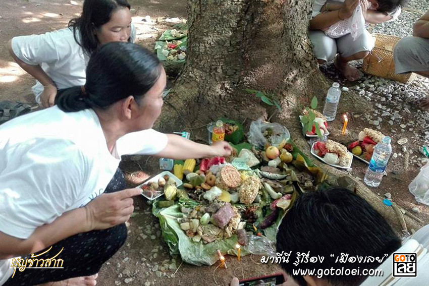 ลูกหลานจัดแต่งอาหารคาวหวานที่บรรพบุรุษเคยชื่นชอบ