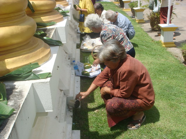 กรวดน้ำ อุทิศส่วนกุศล บุญข้าวประดับดิน