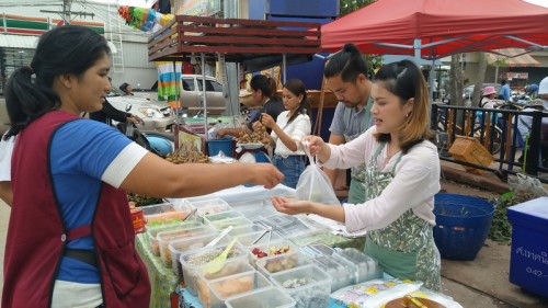 ขายสลัดที่ตลาดเย็น