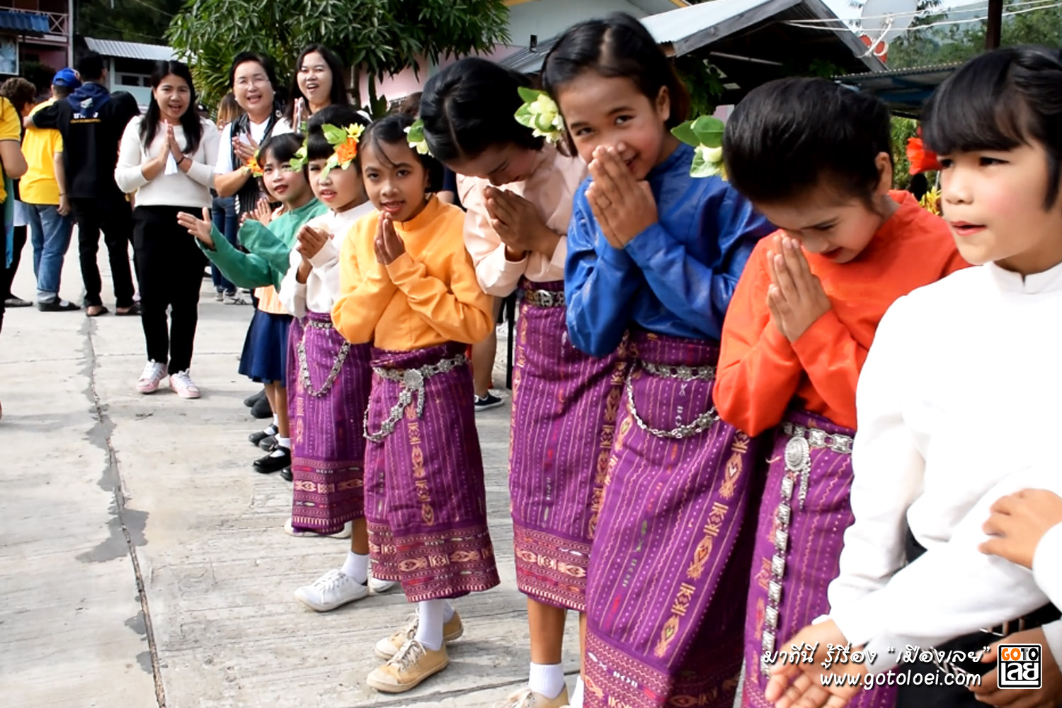 การต้อนรับจากนักเรียนโรงเรียนบ้านหาดเบี้ย