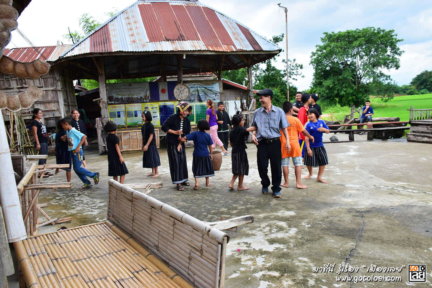 การแสดงที่บ้านพิพิธภัณฑ์ไทดำ